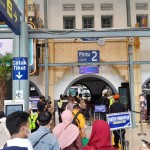 Para pemudik antri menunggu keberangkatan di Stasiun Pasar Senen. (ANTARA/Fajar Satriyo)-1682417424