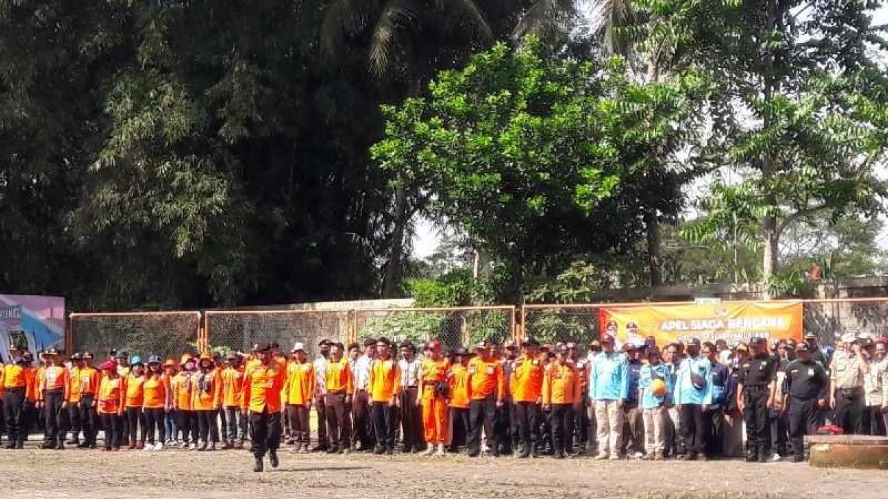 Para relawan di Kabupaten Temanggung mengikuti apel kesiapsiagaan di BPBDTemanggung, Jumat. ANTARA/Heru Suyitno