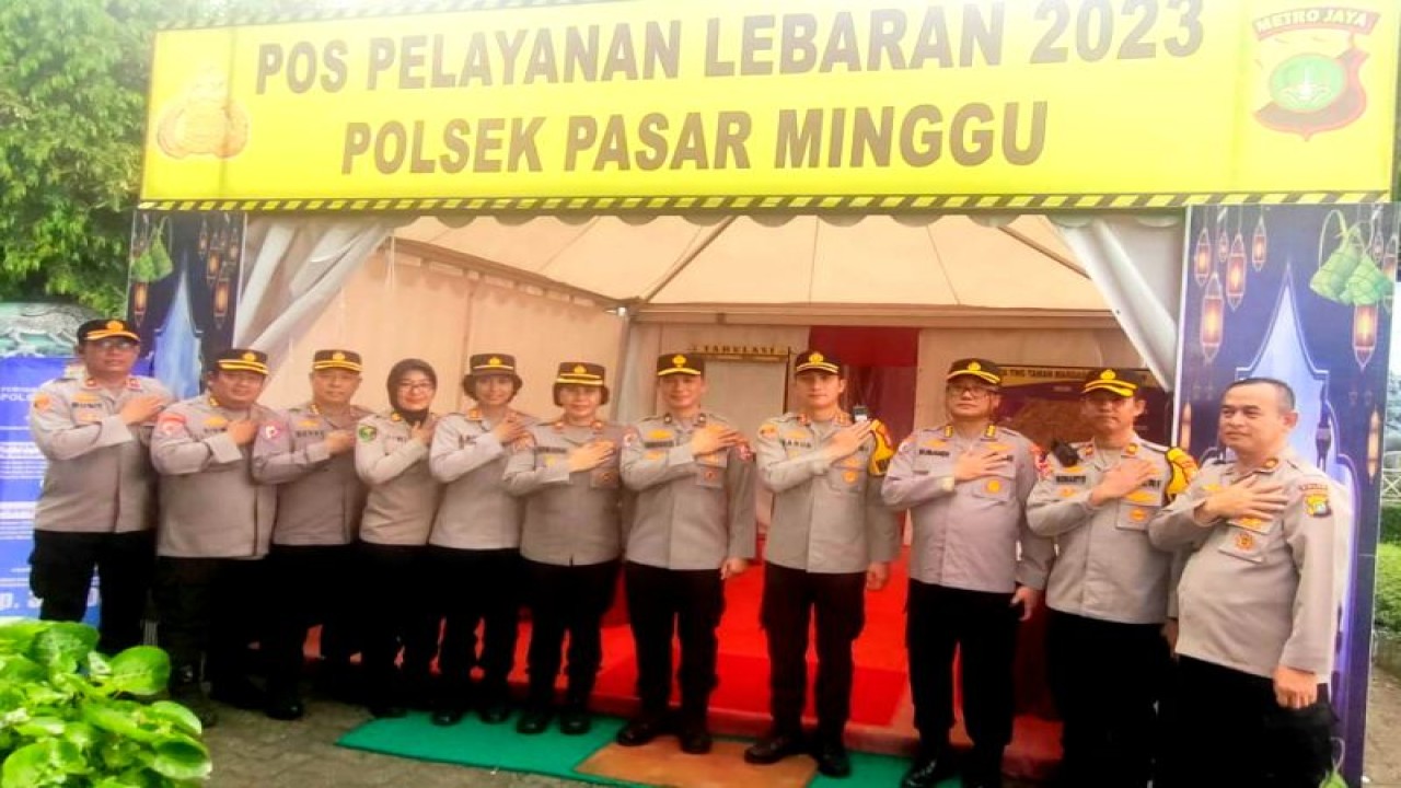 Sejumlah personel Polsek Pasar Minggu bersiap mengamankan Taman Margasatwa Ragunan, Jakarta, Selasa (25/4/2023). ANTARA/HO-Polsek Pasar Minggu