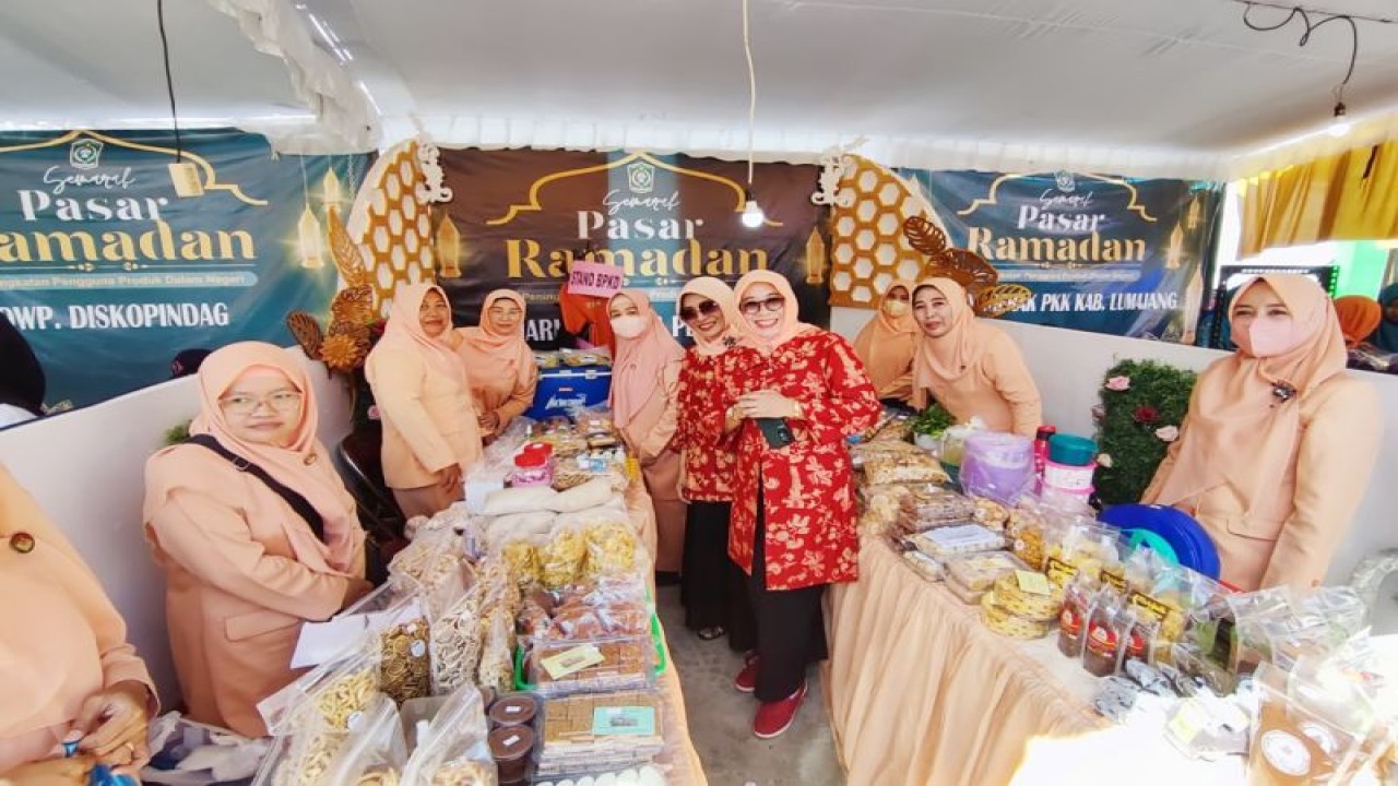 Ketua Dharma Wanita Kabupaten Lumajang, Rahayu Agus Triyono saat memantau sejumlah stand Pasar Ramadhan di Lumajang, Rabu (5/4/2023). (ANTARA/HO-Diskominfo Lumajang)