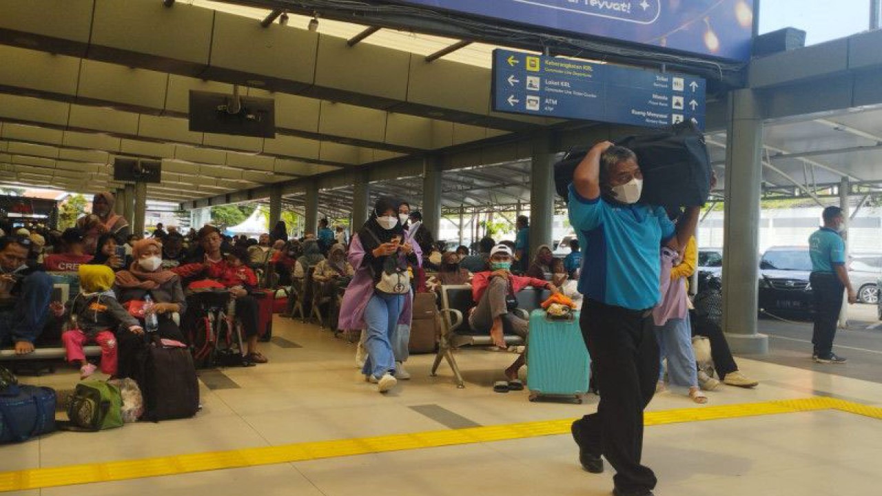 Para pemudik menunggu keberangkatan kereta dari Stasiun Pasar Senen, Sabtu (15/04/2023). (ANTARA/Rizka Khaerunnisa)