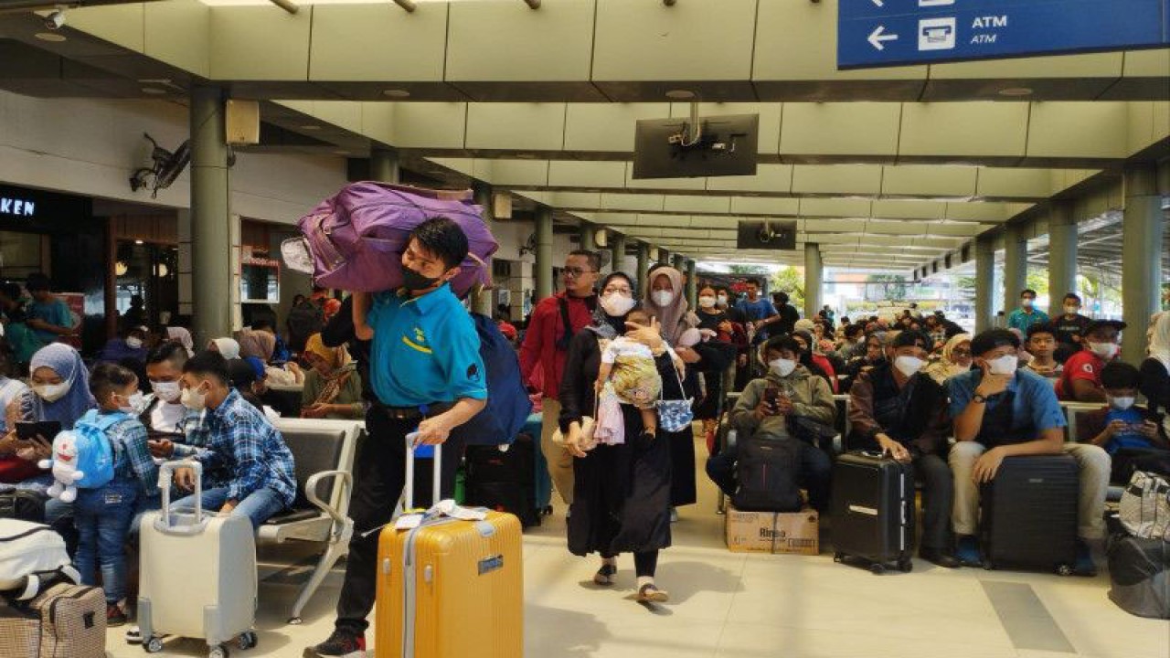 Para pemudik menunggu keberangkatan kereta dari Stasiun Pasar Senen, Jakarta, Senin (17/04/2023). (ANTARA/Rizka Khaerunnisa)