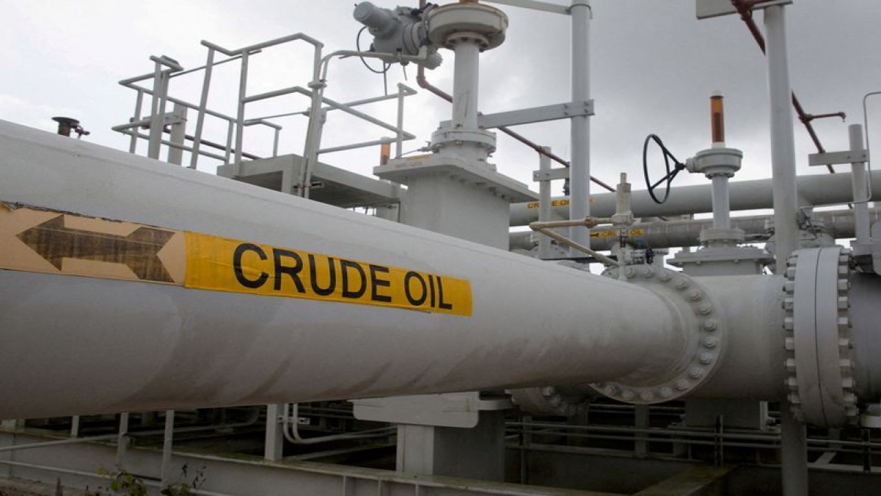 Foto Dokumen: Labirin pipa dan katup minyak mentah digambarkan selama tur oleh Departemen Energi di Cadangan Minyak Strategis di Freeport, Texas, AS 9 Juni 2016. ANTARA/REUTERS/Richard Carson