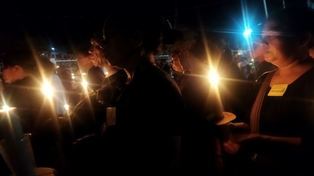 Peziarah memegang lilin yang menyala dalam prosesi Jumat Agung Semana Santa Larantuka, Flores Timur, NTT, Jumat (7/4/2023). (ANTARA/Fransiska Mariana Nuka)