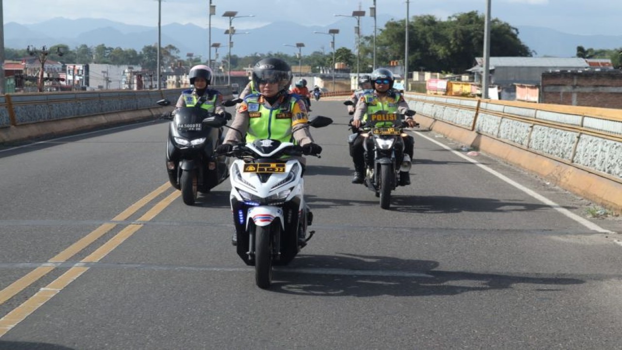 Kapolresta Bukittinggi saat melakukan patroli menggunakan sepeda motor dalam mengurai kemacetan lalu lintas libur lebaran di Kota Bukittinggi, Sumatera Barat, Kamis (27/4/2023) (ANTARA/HO)