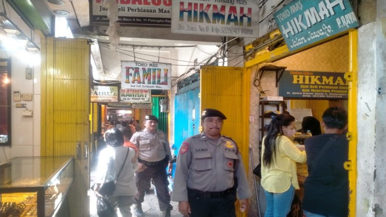 Personel Satuan Samapta Polresta Palangka Raya, Kalimantan Tengah melaksanakan patroli di kawasan pertokoan emas yang berada di pasar besar, agar memberikan rasa aman para pengunjung dari tindak kejahatan, Kamis (27/4/2023). ANTARA/HO-Polresta Palangka Raya
