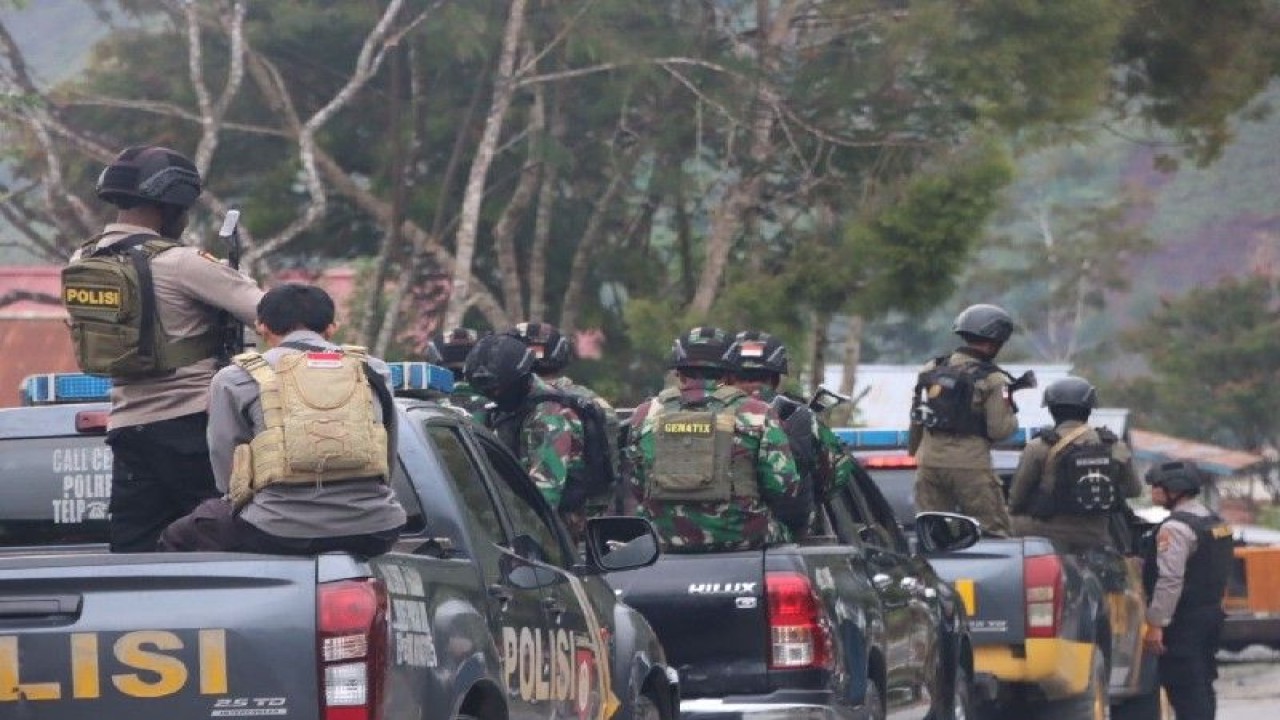 Patroli gabungan TNI-Polri di Kabupaten Puncak Jaya. (ANTARA/HO/Humas Polda Papua)