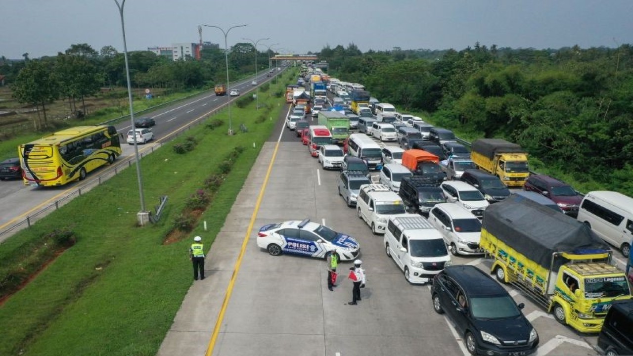 Foto udara antrean kendaraan dari arah Cirebon ke Jakarta keluar melalui Gerbang Tol Subang saat sterilisasi ruas Tol Cipali dalam rangka penerapan satu arah di Subang, Jawa Barat, Selasa (18/4/2023). Korlantas Polri merekayasa lalu lintas satu arah di ruas Tol Cipali hingga Kalikangkung pada Selasa (18/4) pukul 14.00-24.00 WIB dan Rabu (19/4)-Jumat (21/4) pukul 08.00-24.00 WIB untuk mengurangi potensi kemacetan kendaraan bermotor saat arus mudik Lebaran. ANTARA FOTO/Aditya Pradana Putra/tom
