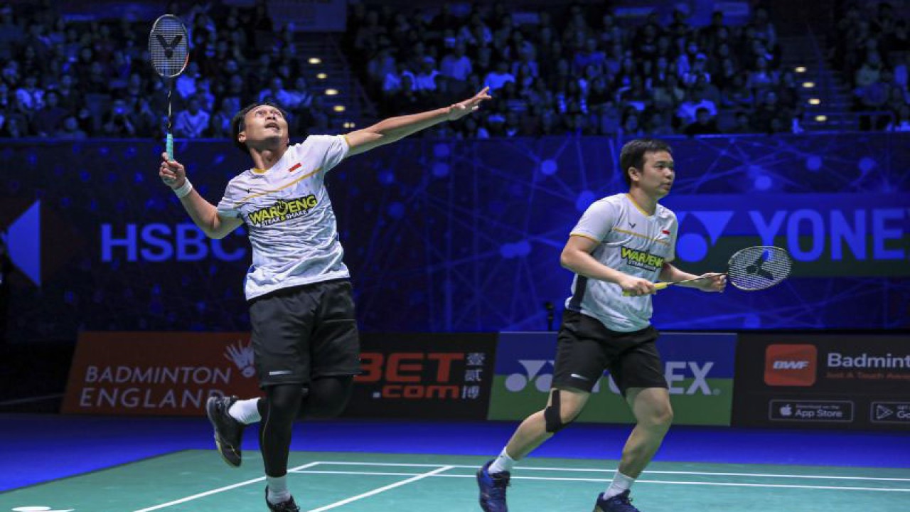 Pebulu tangkis ganda putra Indonesia Mohammad Ahsan (kiri) dan Hendra Setiawan (kanan) berusaha mengembalikan kok ke arah lawan pebulu tangkis China Liang Wei Keng dan Wang Chang dalam pertandingan semifinal All England 2023 di Arena Birmingham, Inggris, Sabtu (18/3/2023). ANTARA FOTO/HO/Humas PBSI/mrh/rwa. (PBSI/PBSI)