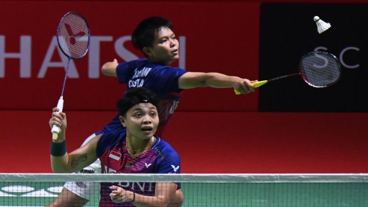 Pebulu tangkis ganda putri Indonesia Apriyani Rahayu (kiri) dan Siti Fadia Silva Ramadhanti (kanan) mengembalikan kok ke arah pebulu tangkis ganda putri Thailand Jongkolphan Kititharakul dan Rawinda Prajongjai dalam Perempat Final Daihatsu Indonesia Masters 2023 di Istora Gelora Bung Karno, Senayan, Jakarta, Jumat (27/1/2023). Pasangan Apriyani/Siti Fadia gagal lolos ke babak semifinal usai dikalahkan oleh pasangan ganda putri asal Thailand Jongkolphan Kititharakul dan Rawinda Prajongjai dengan skor 21-16, 17-21, dan 18-21. ANTARA FOTO/Indrianto Eko Suwarso/YU