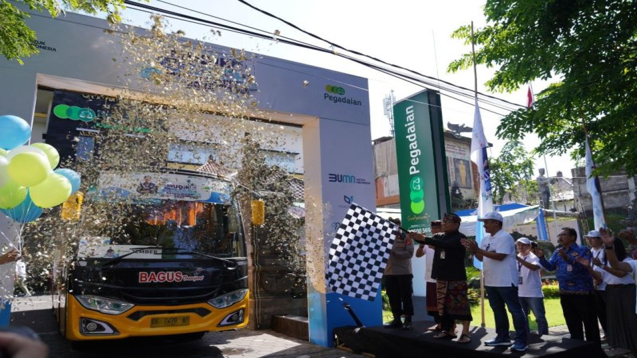 Wakil Wali Kota Denpasar I Kadek Agus Arya Wibawa bersama Pimpinan Wilayah PT Pegadaian Kanwil VII Denpasar Supriyanto melepas masyarakat yang mengikuti mudik gratis. ANTARA/HO-Pegadaian Denpasar.