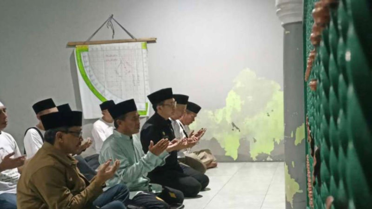 Penjabat Bupati Bekasi Dani Ramdan (baju hitam) saat melakukan ziarah ke makam KH. Raden Ma'mun Nawawi di komplek Pondok Pesantren Al-Baqiyatus Sholihat, Desa Sindangmulya, Kecamatan Cibarusah pada Selasa (11/4/2023). (ANTARA/Pradita Kurniawan Syah).