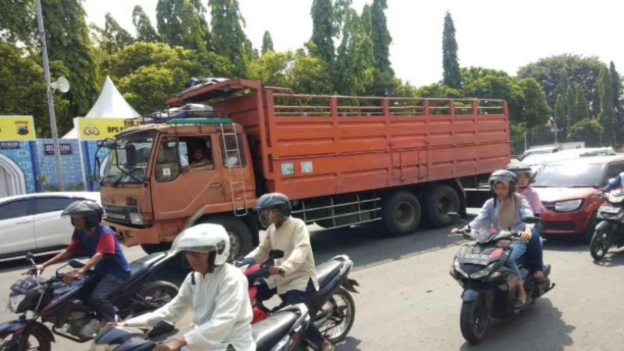 Suasana arus lalu lintas di sejumlah jalan utama Kota Pekalongan, Rabu (5/4/2023). ANTARA/Kutnadi