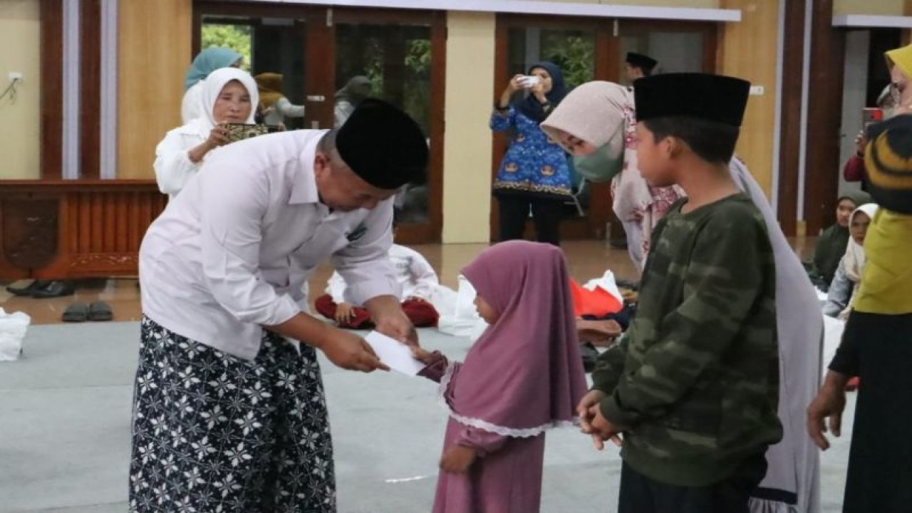 Wakil Wali Kota Pekalongan Salahudin sedang memberikan uang santunan pada anak-anak, Selasa (18/4/2023). (FOTO ANTARA/HO-Humas Pemkot Pekalongan)