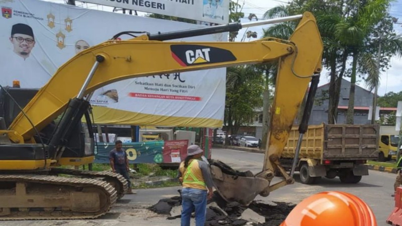 Pekerjaan perbaikan drainase di Kota Bukittinggi sebagai langkah antisipasi banjir.