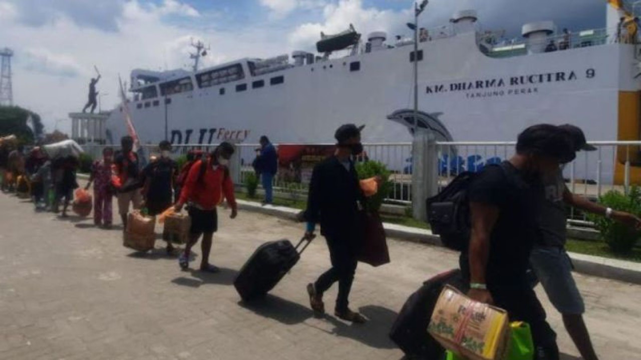 Aktivitas di Pelabuhan Kumai, Kabupaten Kotawaringin Barat. (ANTARA/M Husein Asyari)