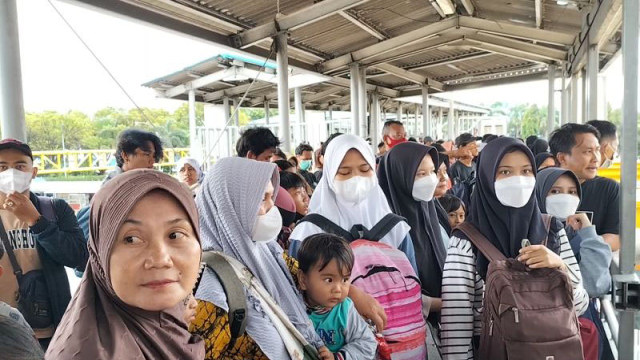 Suasana sejumlah penumpang pejalan kaki di dermaga tiga pelabuhan Bakauheni. ANTARA/Riadi Gunawan