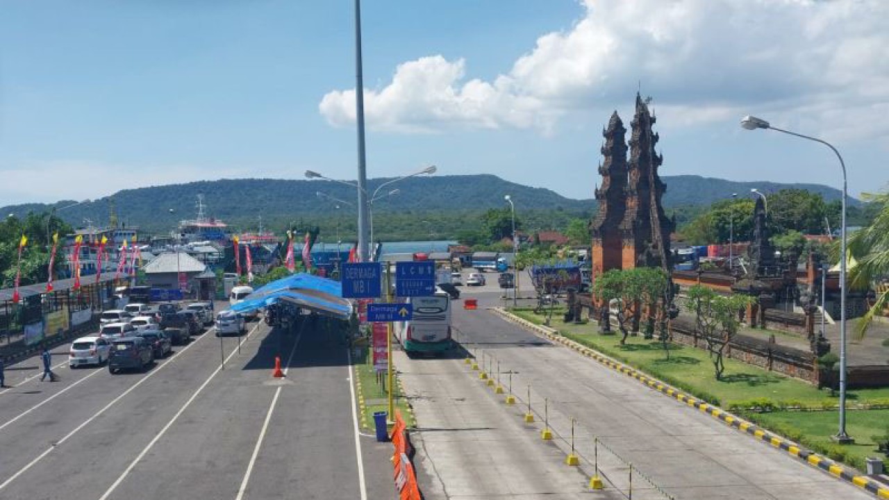 Arus mudik Pelabuhan Jembrana. ANTARA/Gembong Ismadi