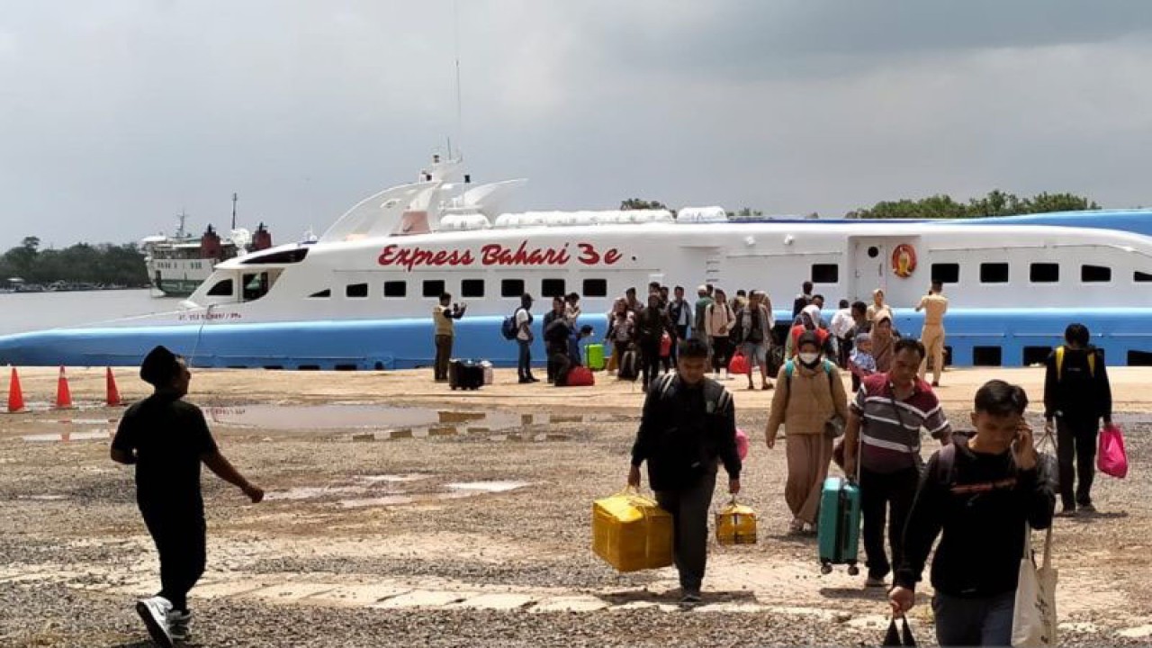 Akrivitas penumpang turun di Pelabuhan Pangkalbalam, Pangkalpinang. (ANTARA/Try Mustika)