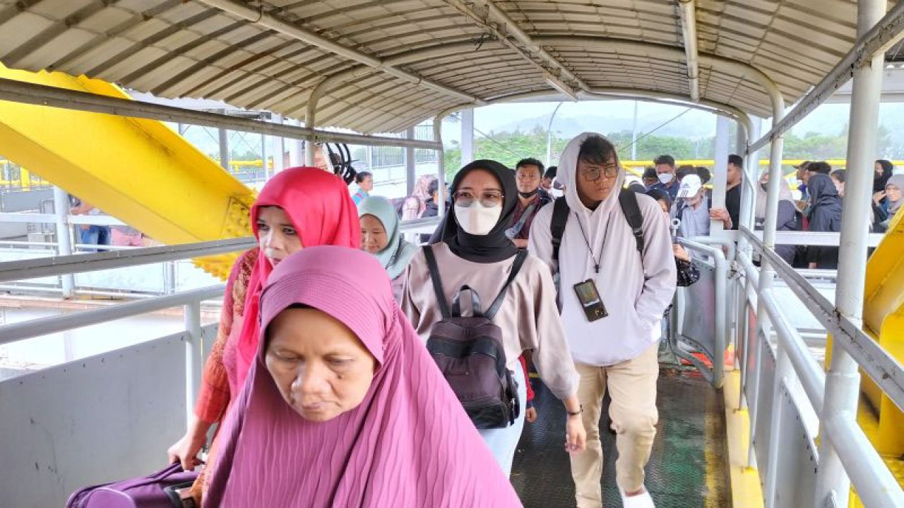 Suasan pemudik memadati gangway di pelabuhan Bakauheni Lampung. ANTARA/Riadi Gunawan