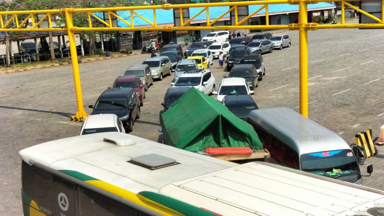 Sejumlah kendaraan roda empat yang sedang mengantri untuk masuk ke dalam kapal di dermaga tiga. ANTARA/Riadi Gunawan