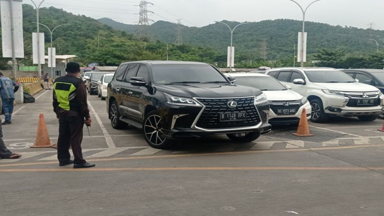 Kendaraan pribadi pada arus balik H+3 atau Selasa (25/4/2023) menyeberang dari Dermaga Eksekutif Pelabuhan Merak, Banten menuju Pelabuhan Bakauheni, Lampung. ANTARA/Mansur