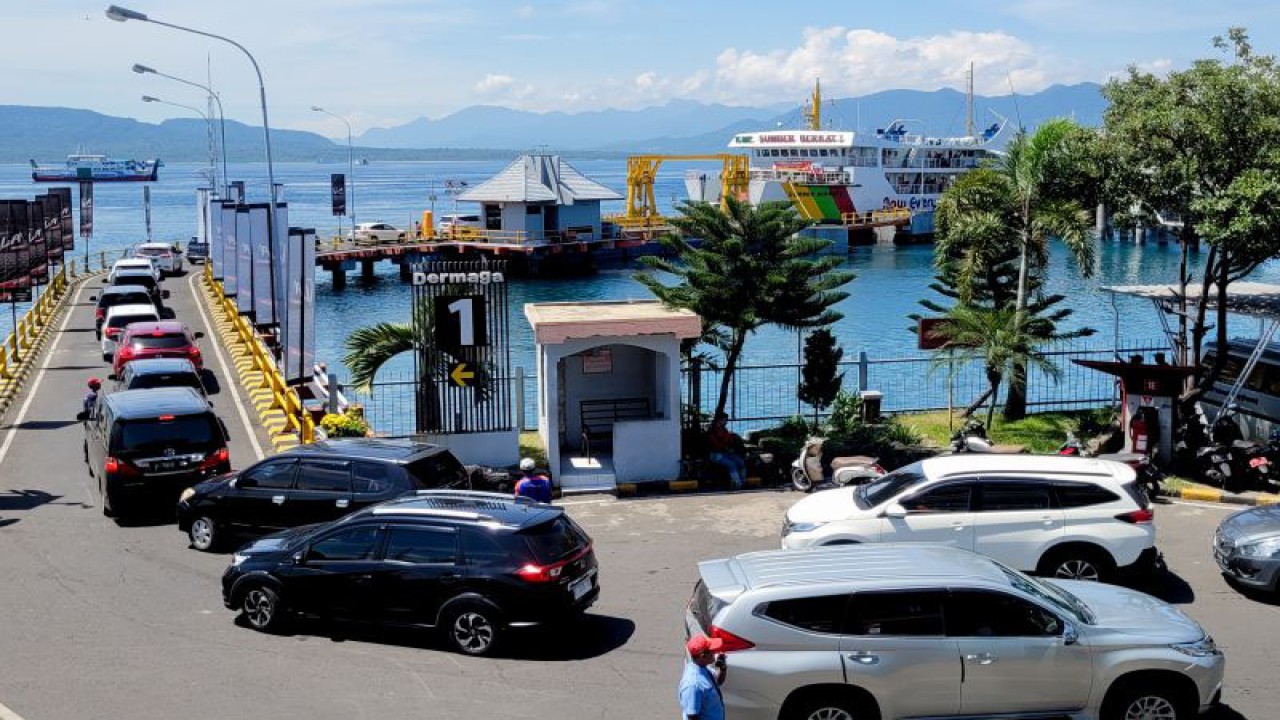 Mobil pribadi bergantian masuk ke kapal feri di Pelabuhan Ketapang, Banyuwangi. Selasa (25/4/2023) ANTARA/Novi Husdinariyanto