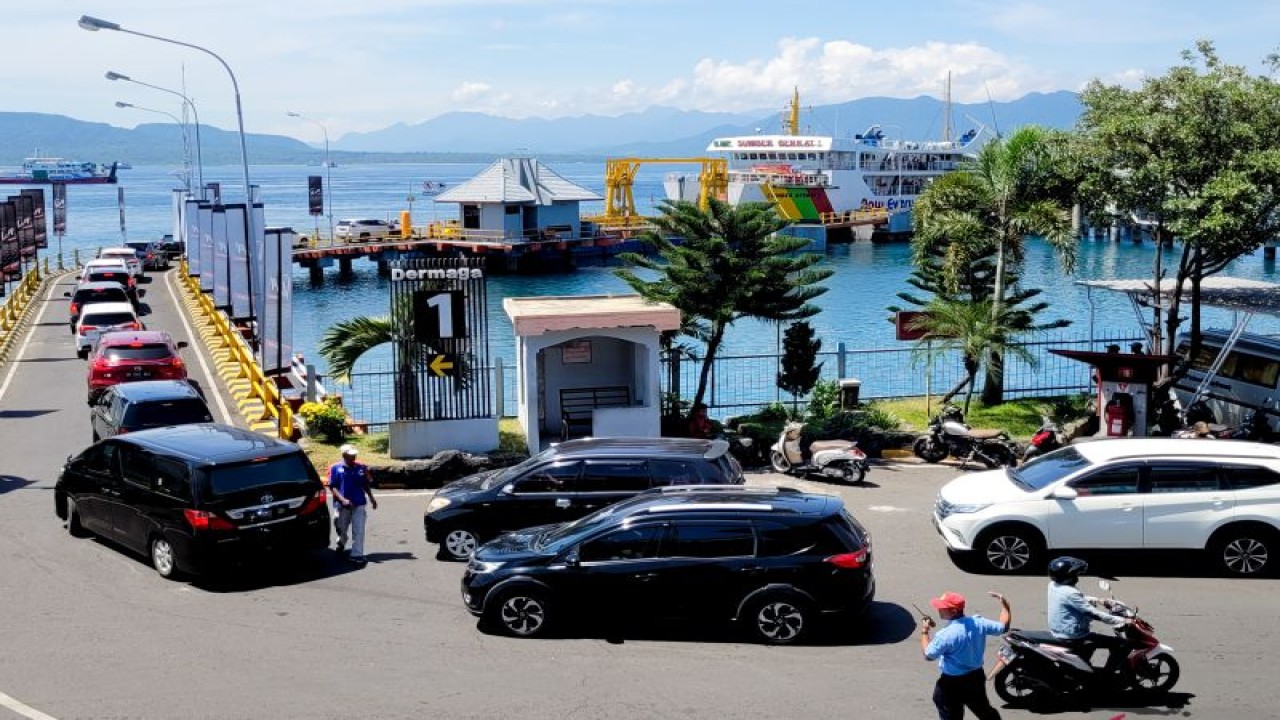 Mobil pribadi antre masuk kapal di dermaga Pelabuhan Ketapang, Banyuwangi. Selasa (25/4/2023) ANTARA/Novi Husdinariyanto