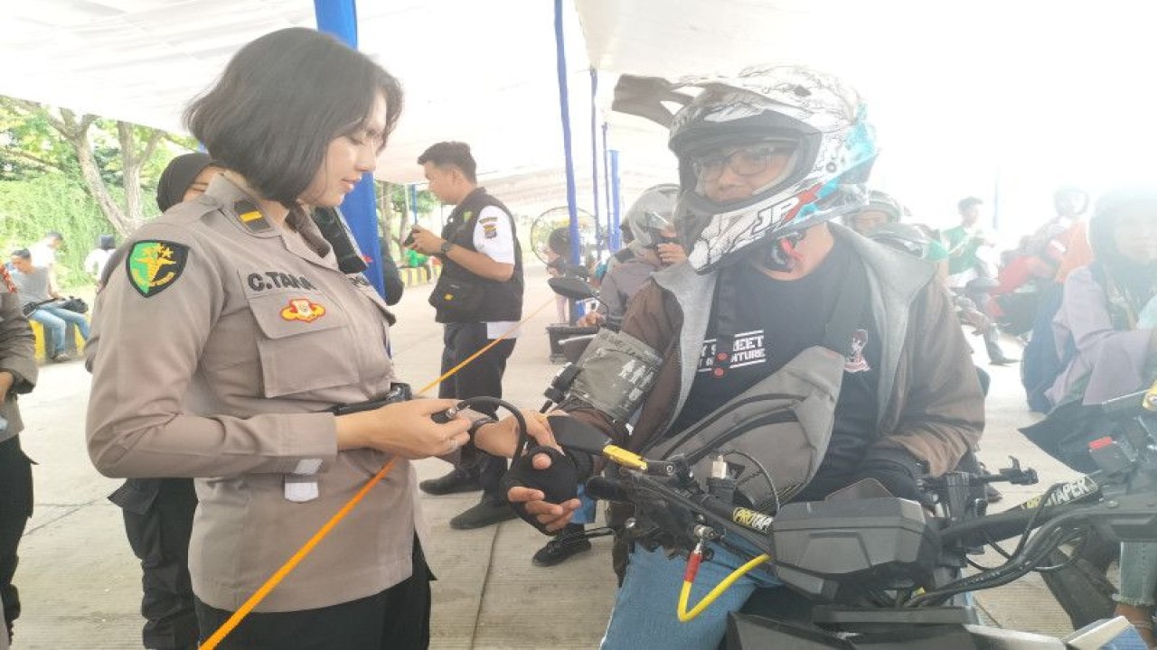 Polisi memeriksa kesehatan pengemudi motor yang ingin menyeberang dari Pelabuhan Penyeberangan Bakauheni Lampung menuju Pelabuhan Penyeberangan Merak, Sabtu (29/4/2023). ANTARA/Walda