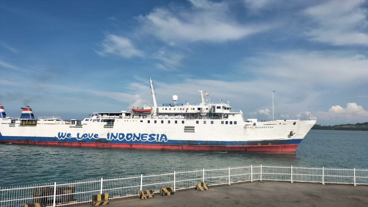 Kapal pengangkut arus mudik dan balik di Pelabuhan Penyeberangan Bakauheni, Lampung, Jumat (27/4/2023). (ANTARA/Walda)