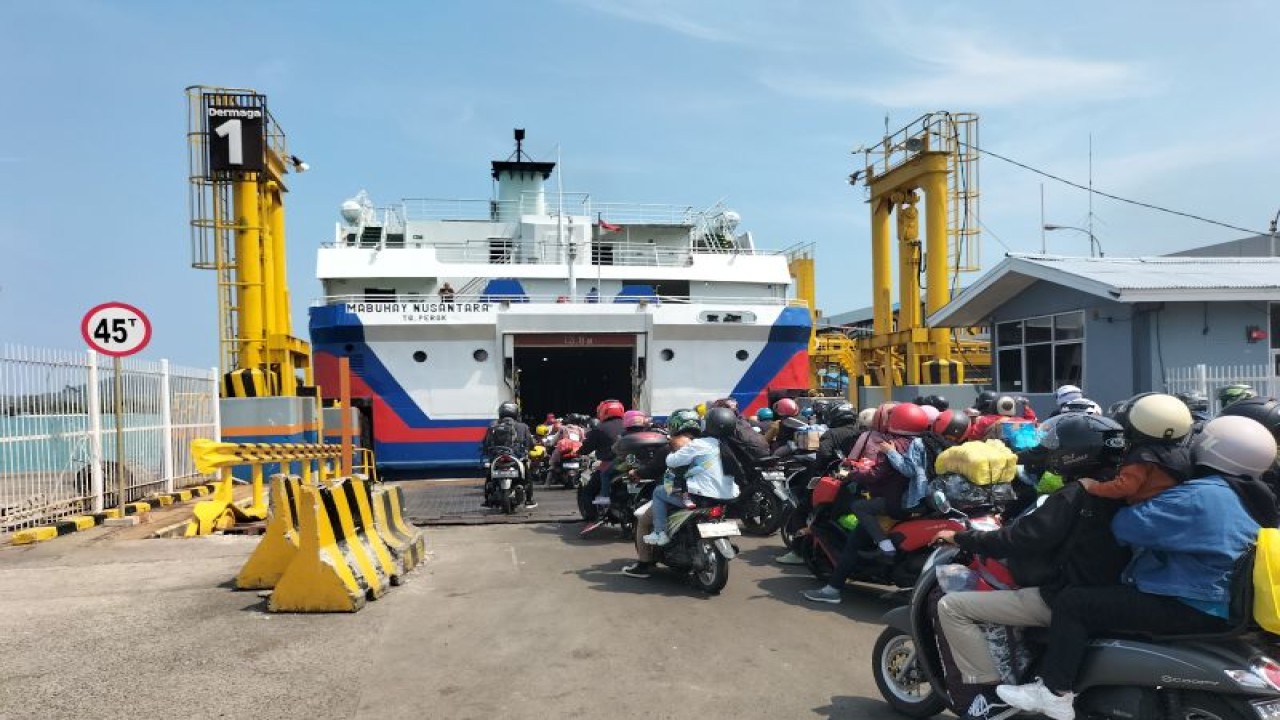 Pemudik memasuki kapal di Pelabuhan Penyeberangan Bakauheni, Lampung, Jumat (28/4/2023). ANTARA/Walda