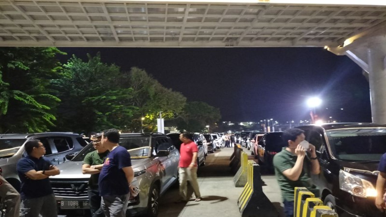 Suasana kepadatan sejumlah kendaraan yang mengantre untuk masuk ke dalam kapal dermaga eksekutif. ANTARA/Riadi Gunawan
