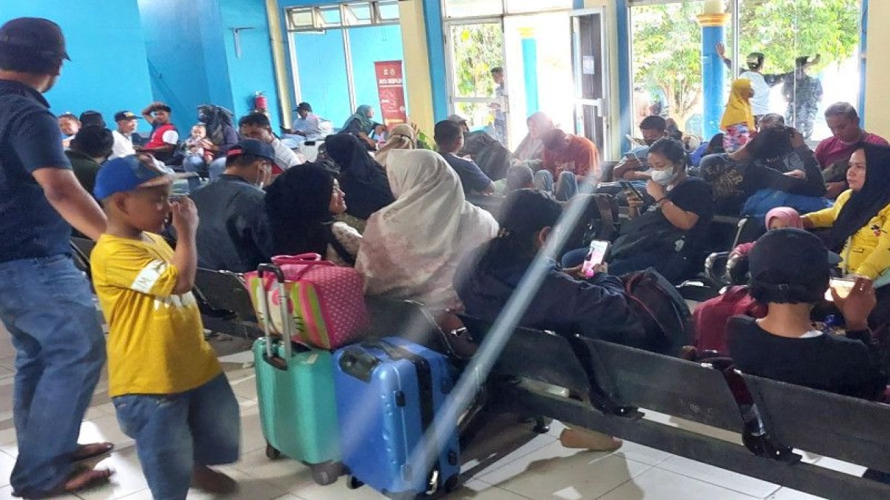 Salah satu sudut Pelabuhan Kayan II yang mengalami lonjakan penumpang, Rabu (19/04/2023) (ANTARA/iskandar Zulkarnaen)