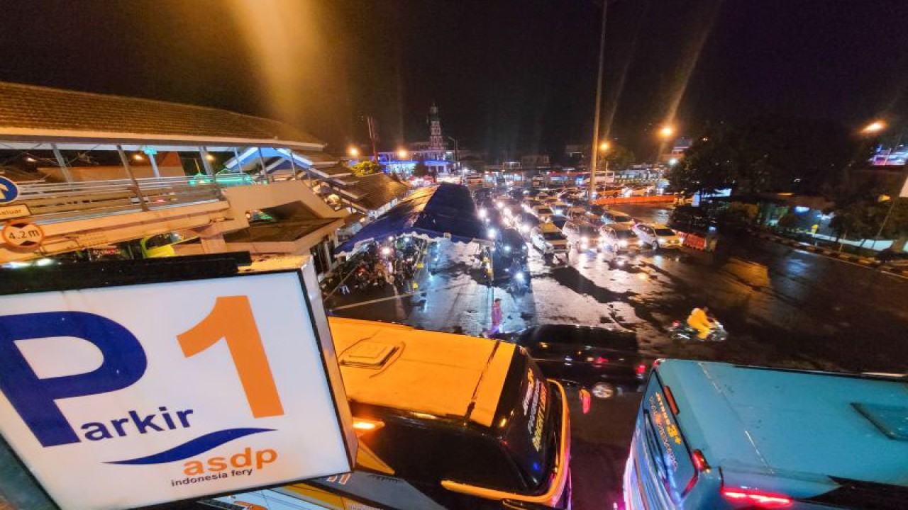 Kendaraan roda empat dan roda dua di area parkir Pelabuhan Ketapang, Banyuwangi, antre menunggu giliran masuk kapal feri. Sabtu (29/4/2023) malam, ANTARA/Novi Husdinariyanto