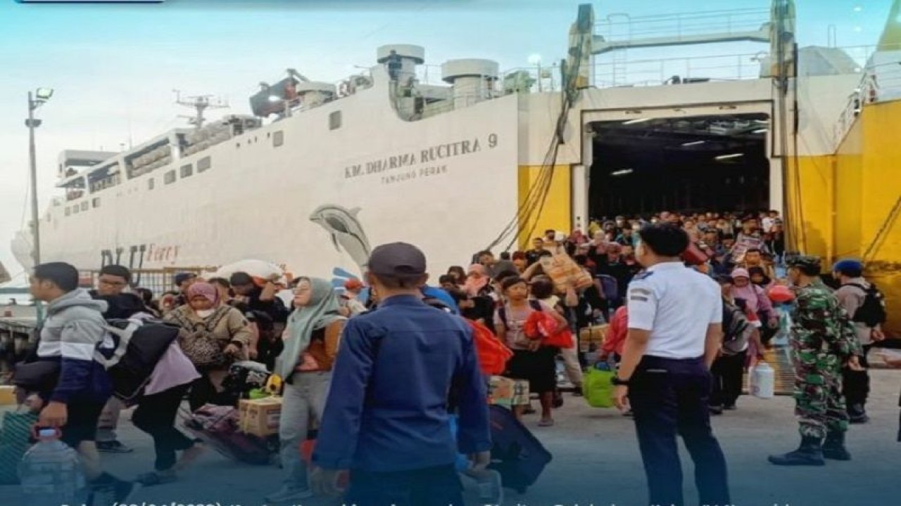ktivitas penumpang saat turun dari kapal di Palabuhan Kumai, Kotawaringin Barat, Kalimantan Tengah. (ANTARA/HO-KSOP Kelas IV Kumai)