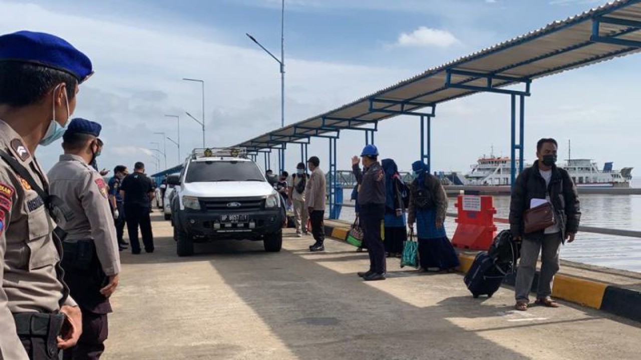 Arus mudik di pelabuhan roro Kualatungkal, Kabupaten Tanjungjabung Barat, Jambi, Senin (17/4/23).(ANTARA/Eko)