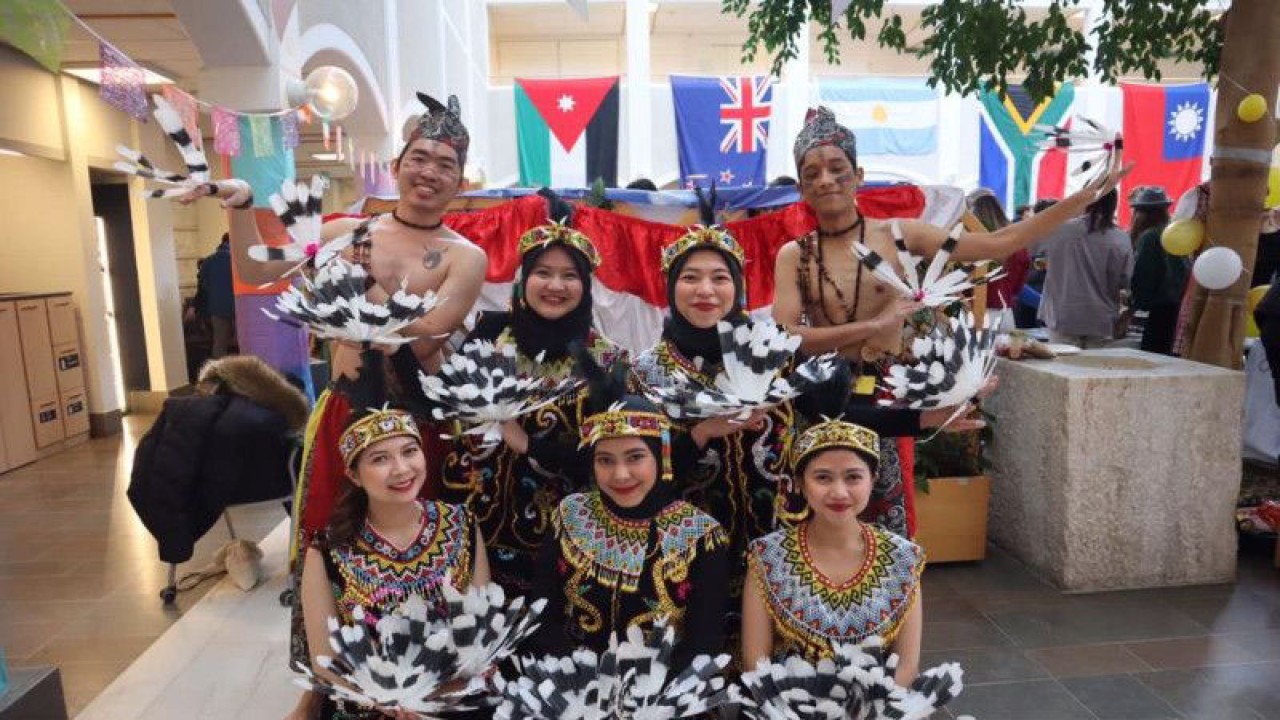 Pelajar Indonesia bawakan tarian asal Kalimantan, Burung Enggang, dalam Festival Internasional yang diadakan oleh Universitas Lund di Swedia, Jumat (14/4/2023). (ANTARA/HO-KBRI Stockholm)