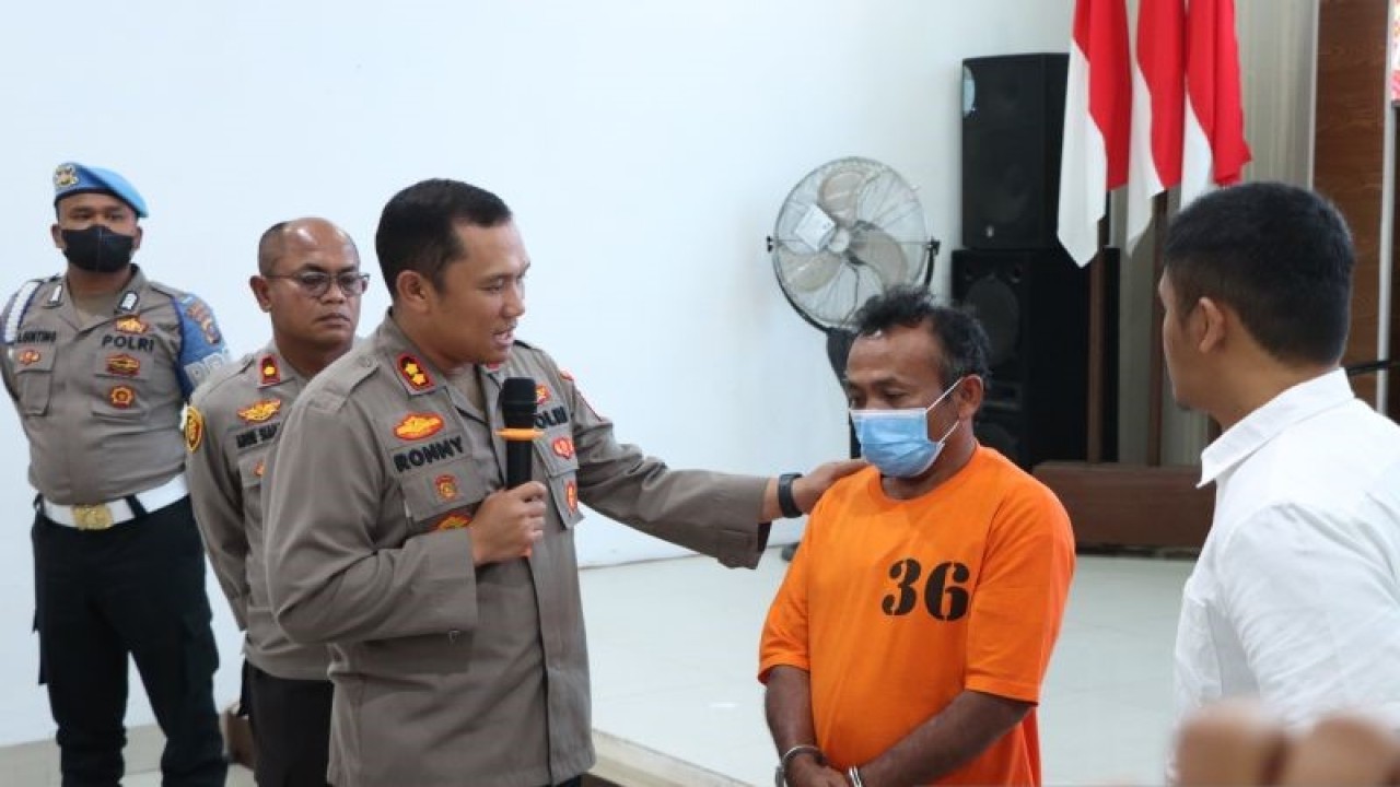 Kapolres Tanah Karo AKBP Ronny Nicolas Sidabutar (kiri) tengah dialog dengan MP (51) pelaku penganiayaan. (ANTARA/HO-Humas Polres Tanah Karo)