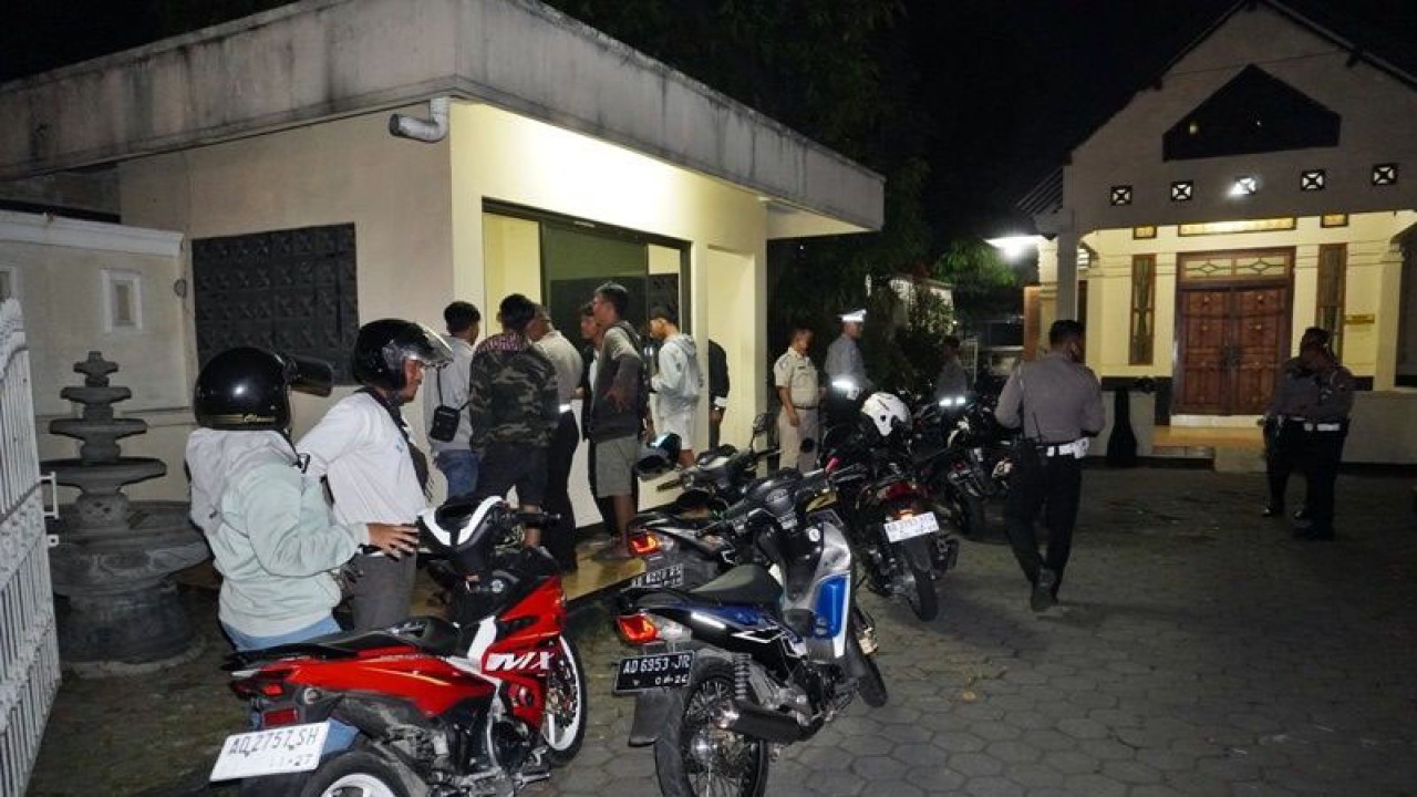 Sejumlah pelanggar kendaraan knalpot bising saat diamankan di Mapolresta Surakarta, Minggu (9/4/2023). ANTARA/Bambang Dwi Marwoto.