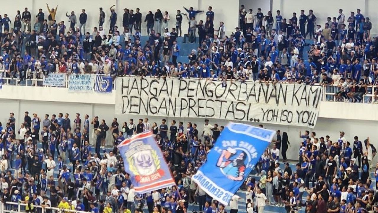 Pendukung PSIS Semarang saat mendukung tim kesayangannya dalam pertandingan Liga 1 Indonesia 2022/ 2023 melawan PSS Sleman di Stadion Jatidiri Semarang, Minggu (2/4/2023) malam (ANTARA/ I.C.Senjaya)