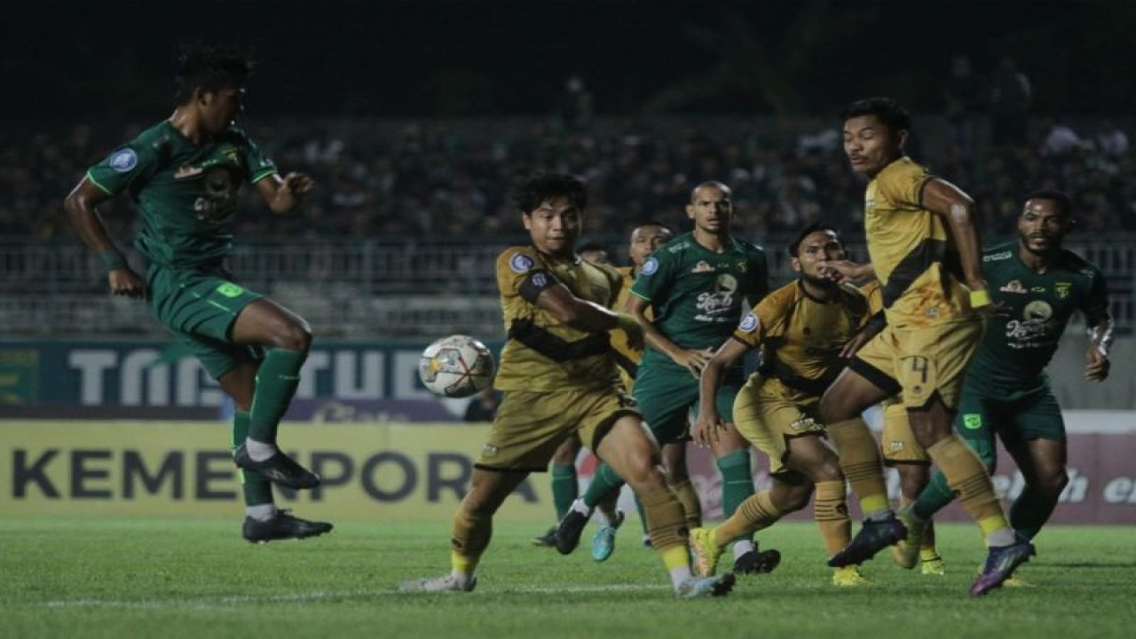 Pemain Persebaya Supriadi (kiri) melompat saat pertandingan melawan Dewa United dalam Liga 1 Indonesia musim 2022/2023 di Stadion Gelora Joko Samudro, Gresik, Sabtu(15/4/2023) malam. (ANTARA/Moch Asim)
