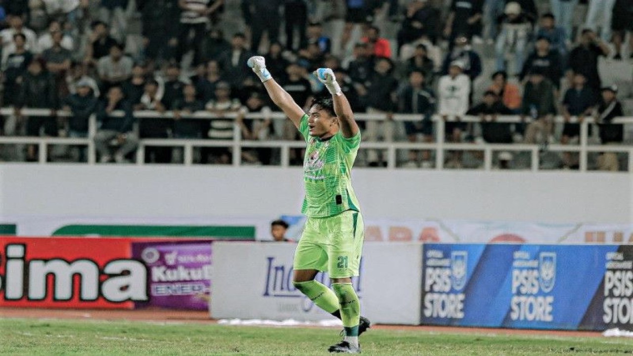 Penjaga gawang Persebaya Ernando Ari Sutaryadi mengepalkan tangan usai pertandingan melawan PSIS Semarang saat laga lanjutan Liga 1 Indonesia 2022/ 2023 di Stadion Jatidiri Semarang, Rabu (29/3/2023) malam. (ANTARA/HO-Ofisial Persebaya)