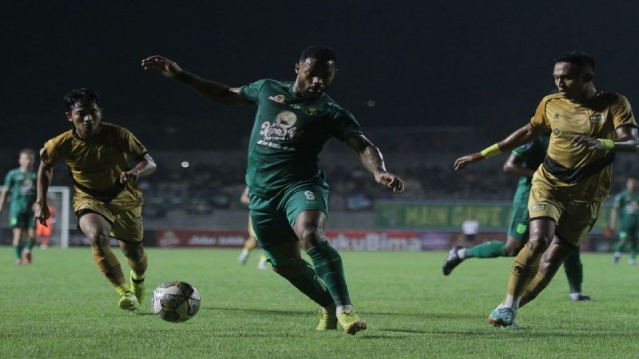 Pemain asing Persebaya Paulo Victor (tengah) diapit pemain Dewa United saat pertandingan lanjutan Liga 1 Indonesia musim 2022/2023 di Stadion Gelora Joko Samudro, Gresik, Sabtu (15/4) malam. (ANTARA/Moch Asim)