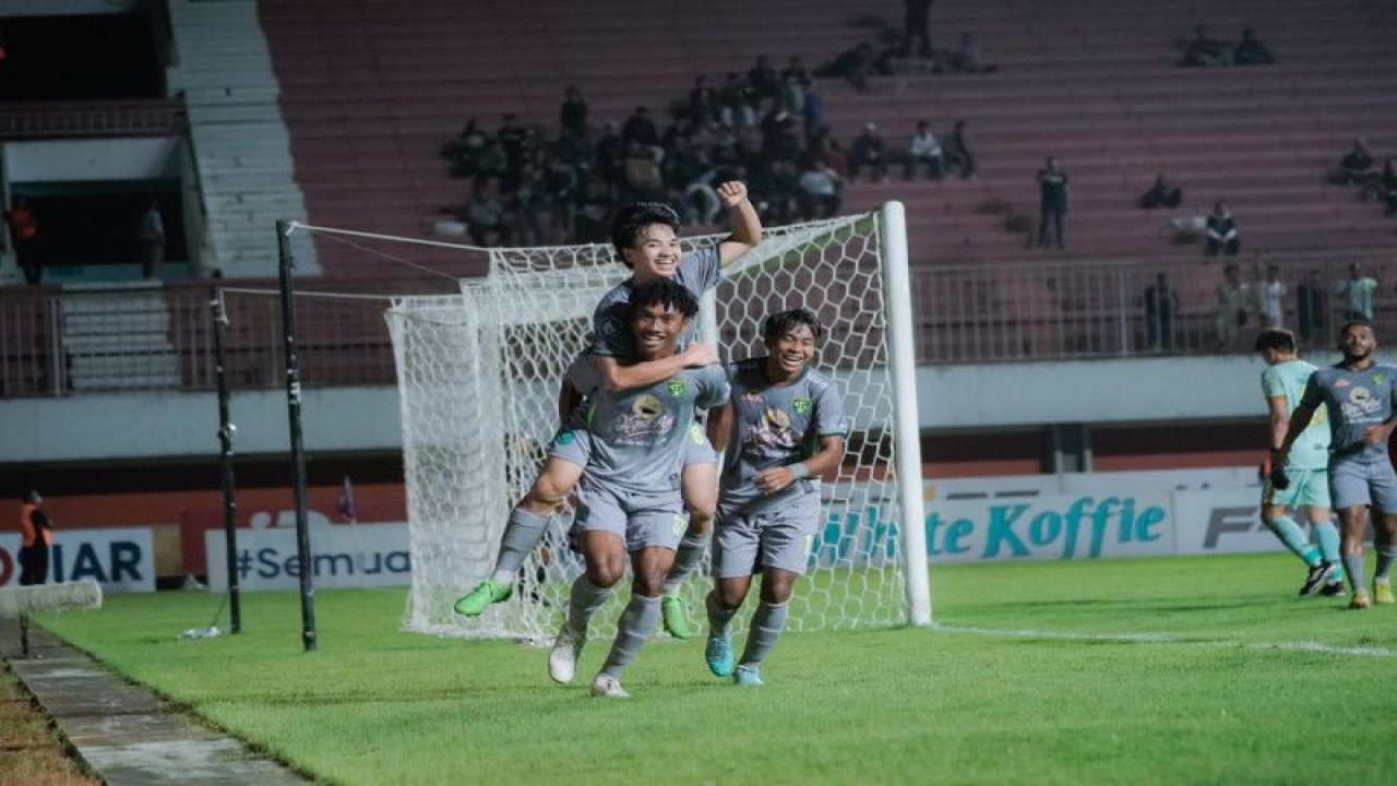 Muhammad Iqbal (kiri atas) digendong Alta Ballah (kiri) saat selebrasi usai mencetak gol ke gawang Persis pada pertandingan Liga 1 di Stadion Maguwoharjo, Sleman, DI Yogyakarta, Sabtu (8/4/2023) malam. (ANTARA/HO-Ofisial Persebaya)