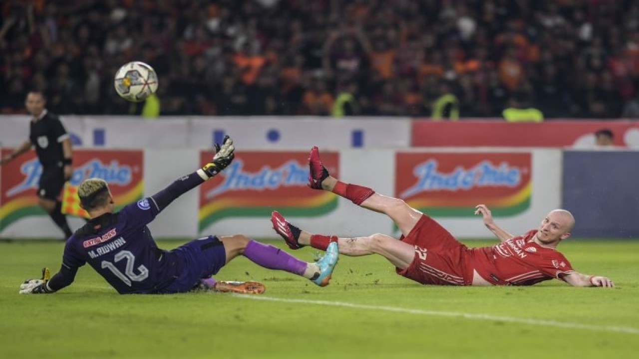 Pesepak bola Persija Jakarta Michael Krmencik (kanan) bersusaha melewati hadangan pesepak bola PSS Sleman M Ridwan (kiri) dalam lanjutan pertandingan Liga 1 di Stadion Utama Gelora Bung Karno, Jakarta, Sabtu (15/4/2023). Persija Jakarta mengalahkan PSS Sleman dengan skor 5-0. ANTARA FOTO/Galih Pradipta/aww. (ANTARA FOTO/GALIH PRADIPTA)