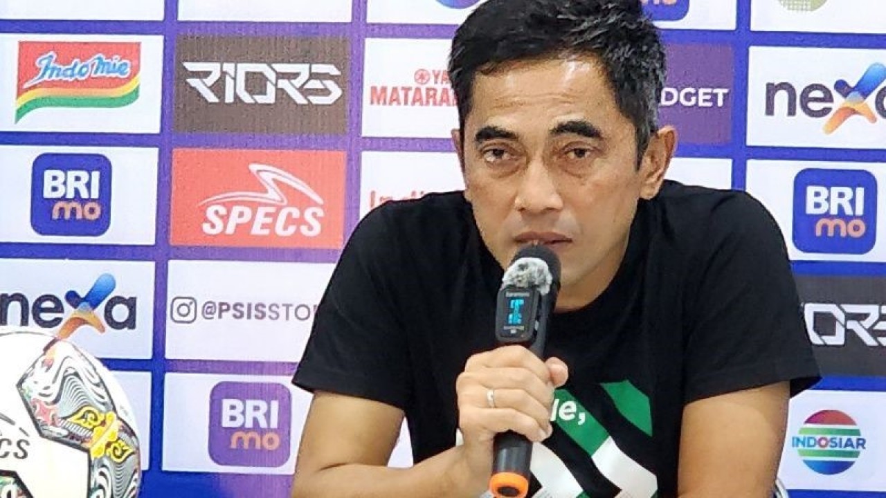 Pelatih PSS Sleman Seto Nurdiantoro usai pertandingan melawan PSIS Semarang di Stadion Jatidiri Semarang, Minggu (2/4/2023) malam. (ANTARA/ I.C.Senjaya)