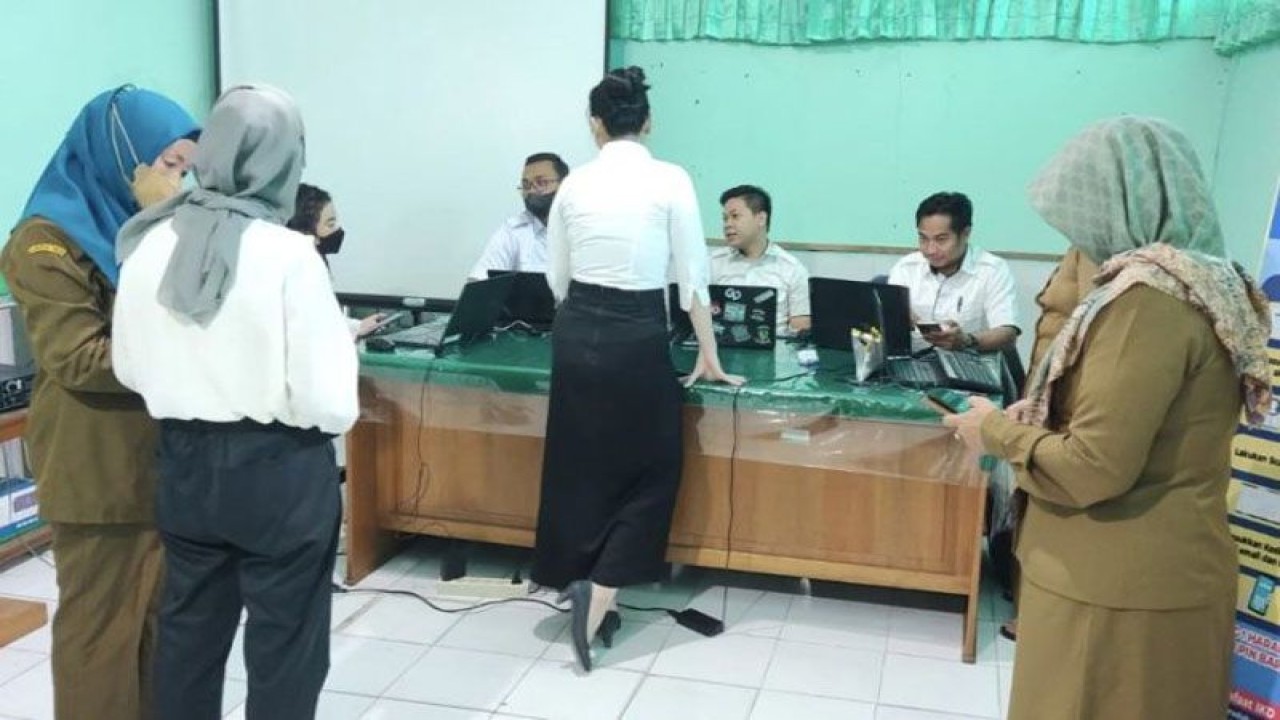 Pelayanan aktivasi IKD oleh Disdukcapil Kapuas. (ANTARA/HO-Diskominfo Kapuas)