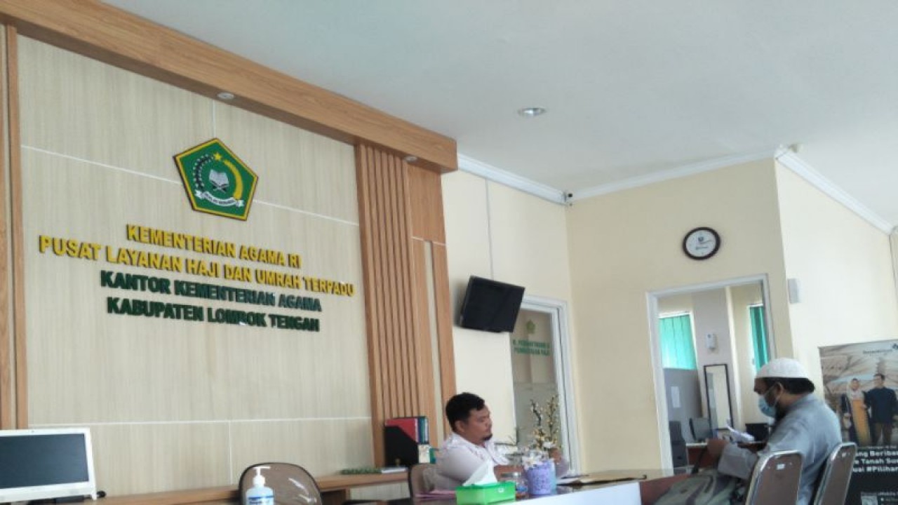 Pelayanan pendaftaran JCH di kantor Kementerian Agama Kabupaten Lombok Tengah, Nusa Tenggara Barat (ANTARA/Akhyar)