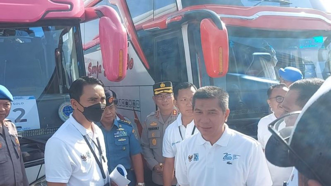 Direktur Utama PT Pelindo (Persero) Arif Suhartono usai mengecek bus yang akan diberangkatkan dari area lapangan eks-JICT II, Pelabuhan Tanjung Priok, Jakarta Utara, Senin (17/4/2023). ANTARA/Abdu Faisal