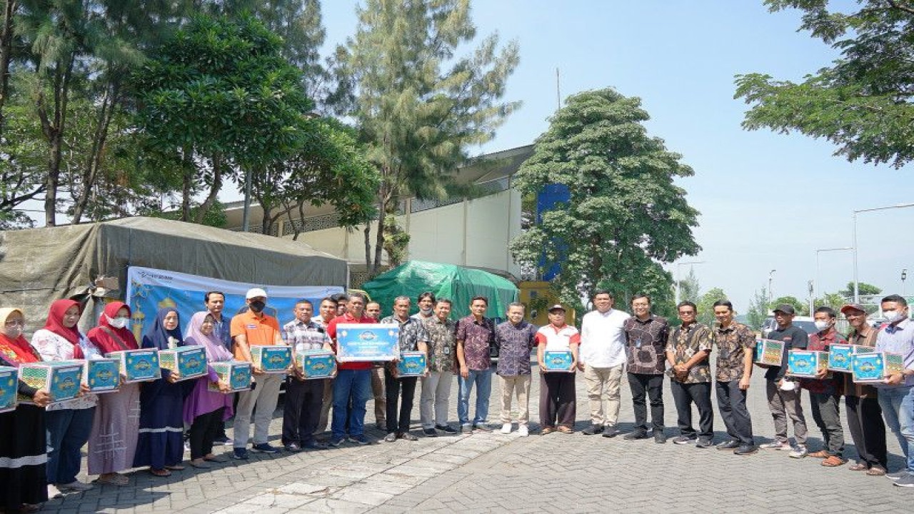 Subholding PT Pelindo Terminal Petikemas (SPTP) membagikan sebanyak 15.227 paket sembako gratis kepada masyarakat yang membutuhkan khususnya yang tinggal di sekitar area terminal peti kemas Kota Surabaya, Jumat (14/4/2023). (ANTARA/HO-Pelindo)